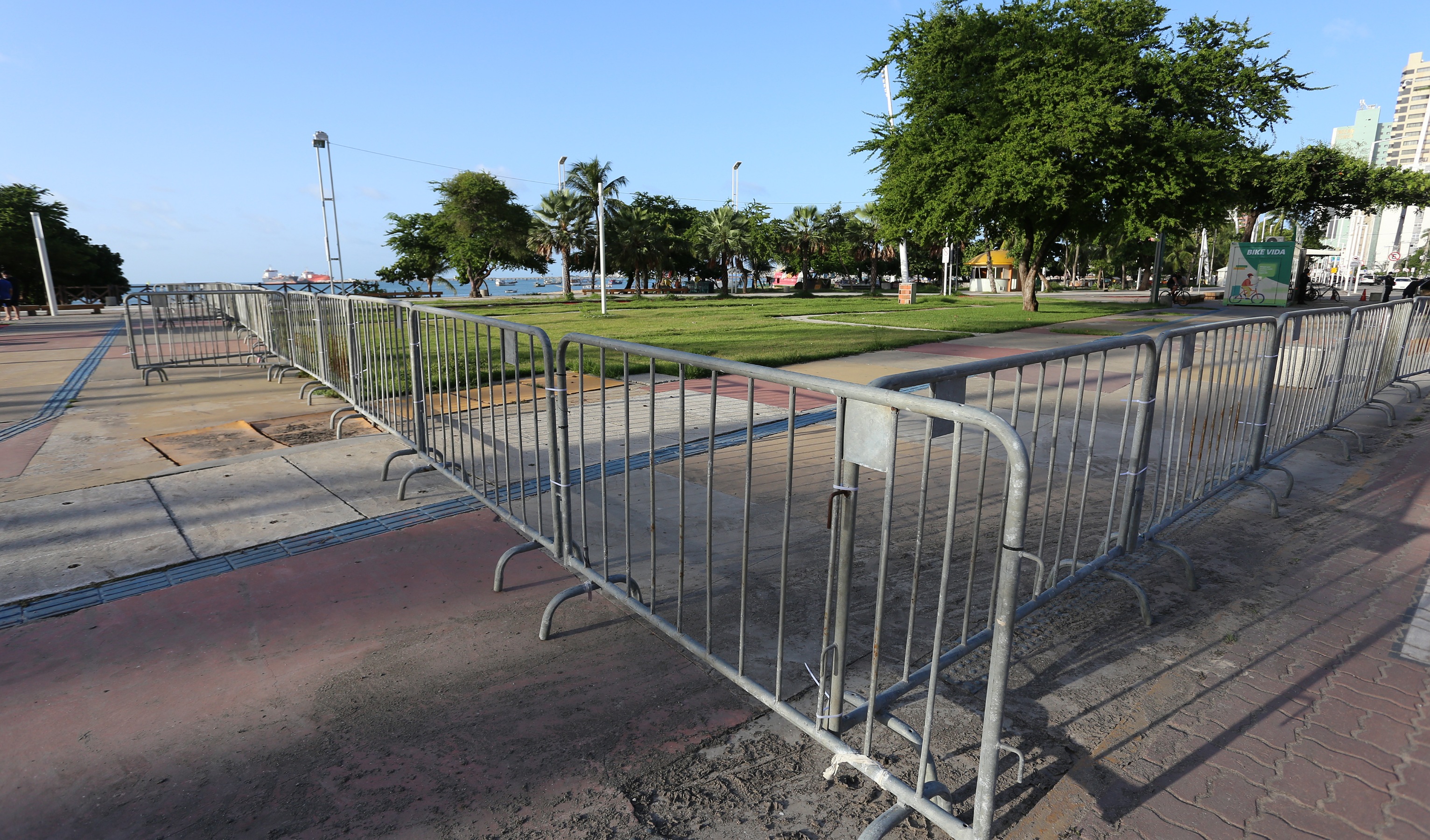 gradis instalados no calçadão da beira mar